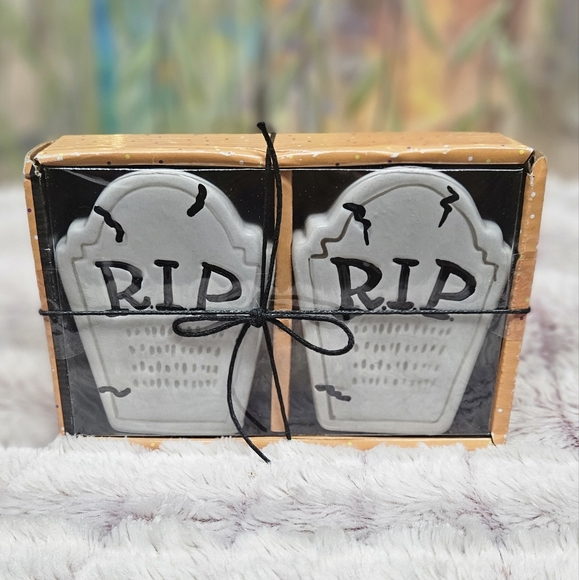 Source Unknown Other - Salt & Pepper Shakers